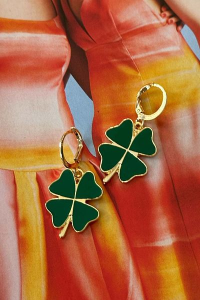 Trendy Butik أقراط البرسيم بالمينا الخضراء
