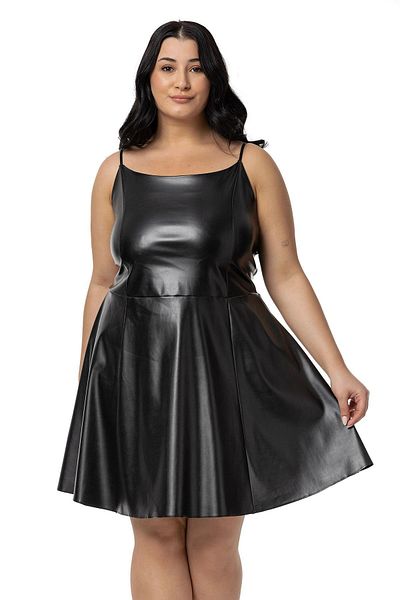 DISENTIS MODEST Rochie mini din piele neagră de mărimi plus - bretele subțiri și design elastic la spate