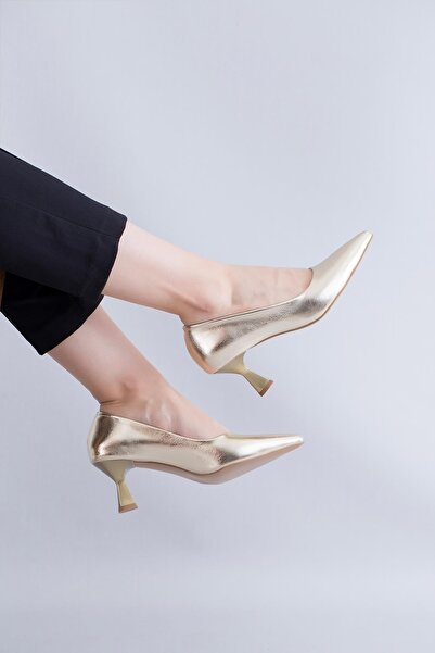 Stilbagshoes حذاء سهرة ذو كعب منخفض من CARMEL باللون الذهبي