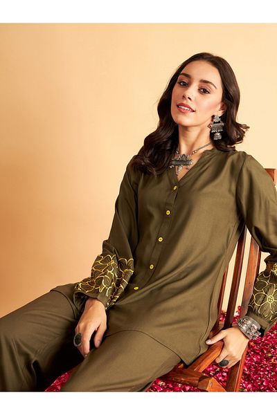 Sassafras By Styli قميص بأكمام مطرزة بالأزهار