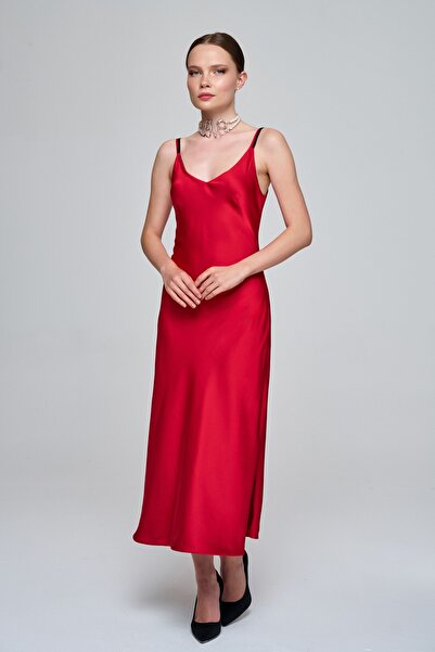 Zeynep Kaya Çift taraflı kırmızı/siyah saten elbise