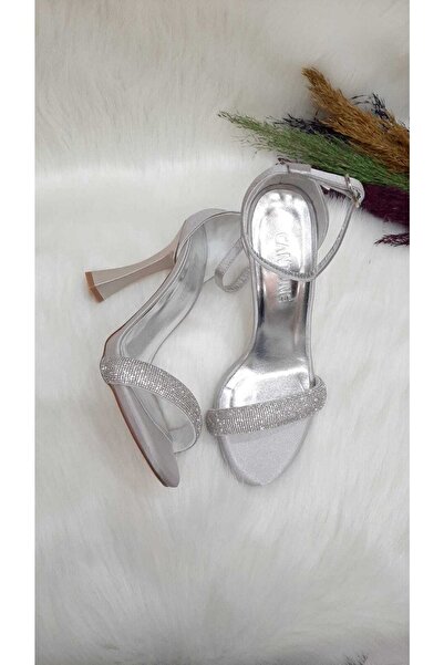 HAVVA SHOES Kadın Gümüş Saten Tek Bantlı Taşlı Bilekten Bağlı 10 Cm Kalın Topuk Abiye Ayakkabı