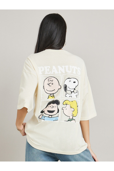Styli تي شيرت طويل بكتف منسدل وطباعة خلفية كبيرة الحجم من Peanuts