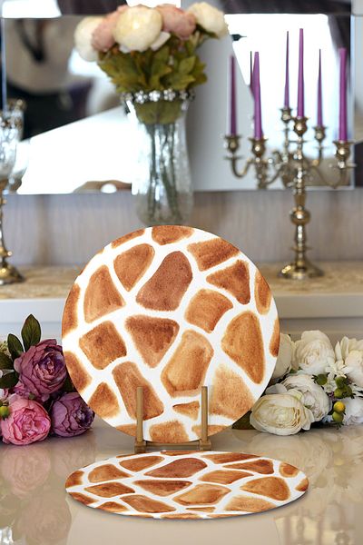 Realhomes 2-Piece Giraffe Spotted Special Design Digital Printed Decorative Round Charger & Placemat