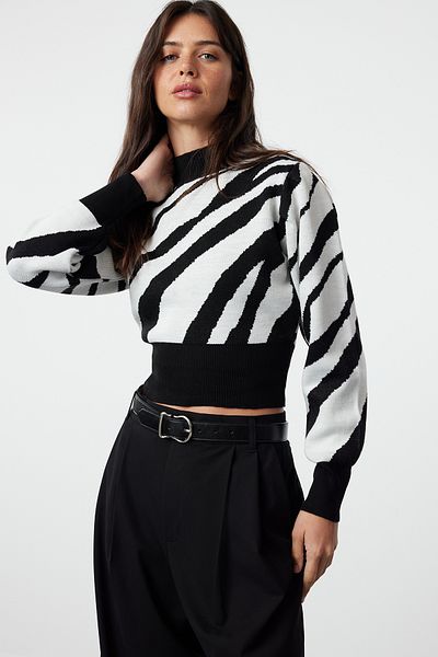 Trendyol Collection Schwarzer Crop-Strickpullover mit Zebramuster TWOAW21KZ0010