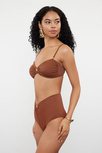 Trendyol Collection Braune Hipster-Bikinihose mit hoher Taille – mit Premium-Accessoires TBESS24BA00127