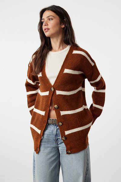 Trendyol Collection Πλεκτή ζακέτα με απαλή υφή με φαρδιά υφή - Καφέ TWOAW23HI00191