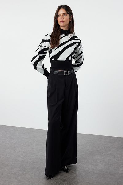 Trendyol Collection Schwarzer Crop-Strickpullover mit Zebramuster TWOAW21KZ0010