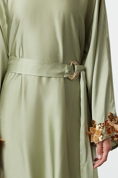 Trendyol Modest Grünes Abendkleid aus Satin – bestickte Manschetten, gewebt TCTSS24DB00060