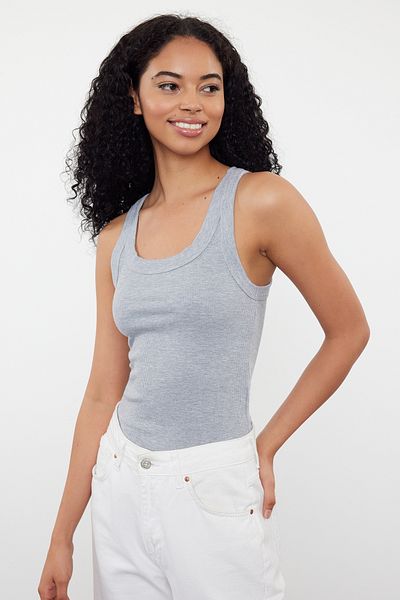 Trendyol Collection Flexibles, kordelgebundenes, graumeliertes Strick-Tanktop – Pool-Kragen, normale Größe TWOSS24AL00060