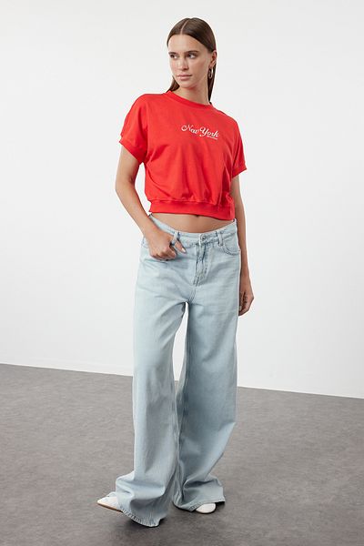 Trendyol Collection Premium Rotes Crop-Strick-T-Shirt - 100% Baumwolle, Slogan-Print, TWOSS24TS00013