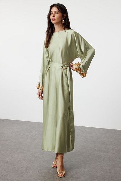 Trendyol Modest Grünes Abendkleid aus Satin – bestickte Manschetten, gewebt TCTSS24DB00060
