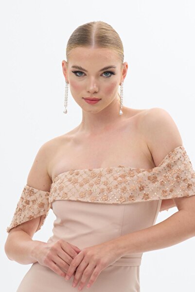 Carmen Stone Detailed Pudrové krepové večerní šaty - šaty s nízkým rukávem