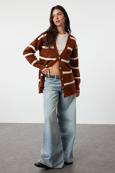 Trendyol Collection Πλεκτή ζακέτα με απαλή υφή με φαρδιά υφή - Καφέ TWOAW23HI00191