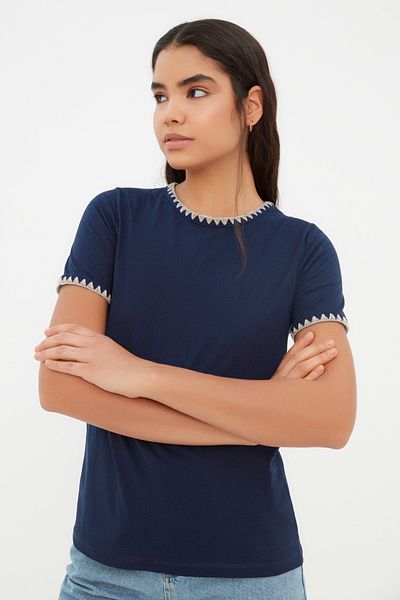Trendyol Collection Marineblaues Basic-T-Shirt mit Rundhalsausschnitt aus 100 % Baumwolle – Kontrastnähte mit Details TWOSS19AD0085