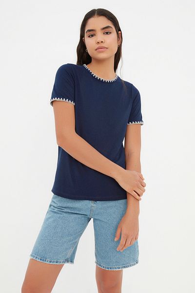 Trendyol Collection Marineblaues Basic-T-Shirt mit Rundhalsausschnitt aus 100 % Baumwolle – Kontrastnähte mit Details TWOSS19AD0085