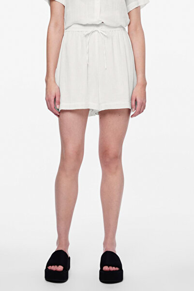 PIECES Shorts & Bermuda Women/Girls Cloud Dancer