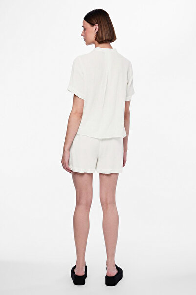 PIECES Shorts & Bermuda Women/Girls Cloud Dancer