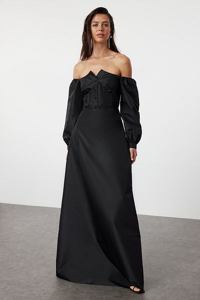 Trendyol Collection Μαύρο μακρύ βραδινό φόρεμα σε A-cut - Φόρεμα επιστροφής στο σπίτι TPRSS24AE00209