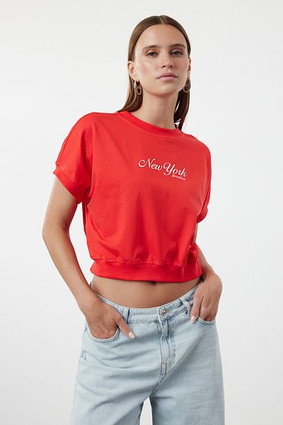 Trendyol Collection Premium Rotes Crop-Strick-T-Shirt - 100% Baumwolle, Slogan-Print, TWOSS24TS00013