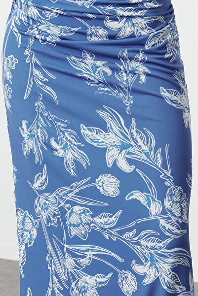 Trendyol Collection Pružné pletené tužkové šaty se světlým povrchem – modrý květinový potisk, střih na tělo lodičky TWOSS24EL00528