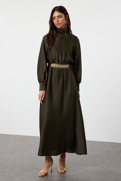 Trendyol Modest Khakifarbenes Abendkleid aus gewebtem Satin – Perlengürtel, TCTSS24DB00059