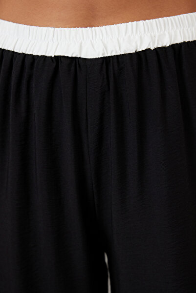 Trendyol Collection Tkané boxerky černého rovného střihu - TWOSS24PL00173