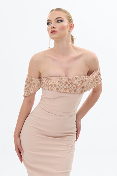 Carmen Stone Detailed Pudrové krepové večerní šaty - šaty s nízkým rukávem