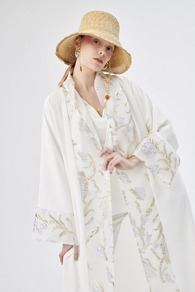Nuum Design عباية مطرزة باللون الأبيض وشال