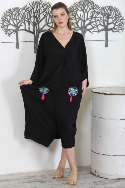 Chiccy Чорна сукня з V-подібним вирізом 34 рукава з подвійною кишенею з вишивкою в стилі casual оверсайз ткане плаття