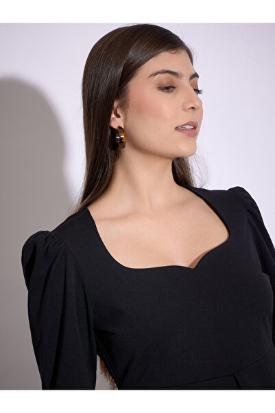 Sassafras By Styli Sweetheart Neck Peplum Top with Front Slit