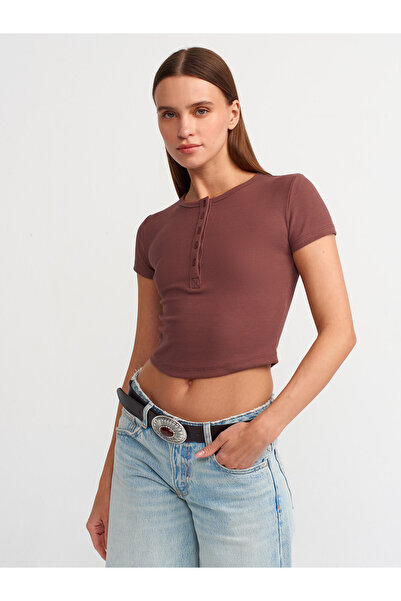 Dilvin Модел 30938 - Дизайн на къса блуза с детайли от копчета