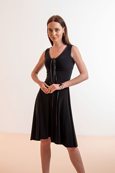 Laranor Siyah V Yaka Yaka Bağcıklı Kloş Kesim Elbise