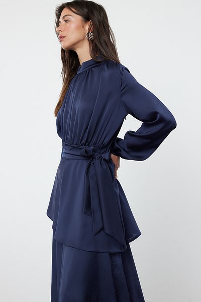 Trendyol Modest Marineblaues Abendkleid aus Satin mit Lagenrock - TCTSS24DB00050