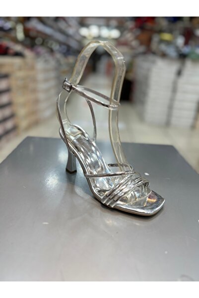 Hacıoğlu Ayakkabı Γυναικεία παπούτσια με λουράκια με λεπτό τακούνι Scarletta