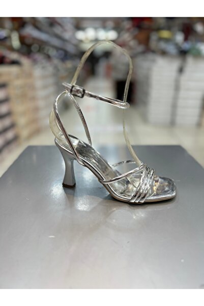 Hacıoğlu Ayakkabı Γυναικεία παπούτσια με λουράκια με λεπτό τακούνι Scarletta