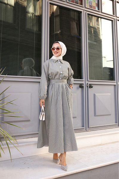 Tesettür Diyarı Χακί Χρώμα Ριγέ Φόρεμα Hijab - Λεπτομέρεια με δέσιμο