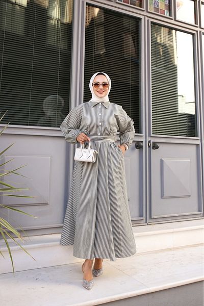 Tesettür Diyarı Χακί Χρώμα Ριγέ Φόρεμα Hijab - Λεπτομέρεια με δέσιμο