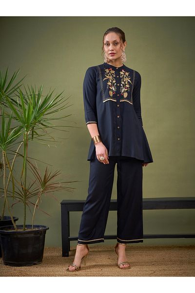 Sassafras By Styli طقم قميص وسروال بياقة ماندارين مطرزة بالزهور