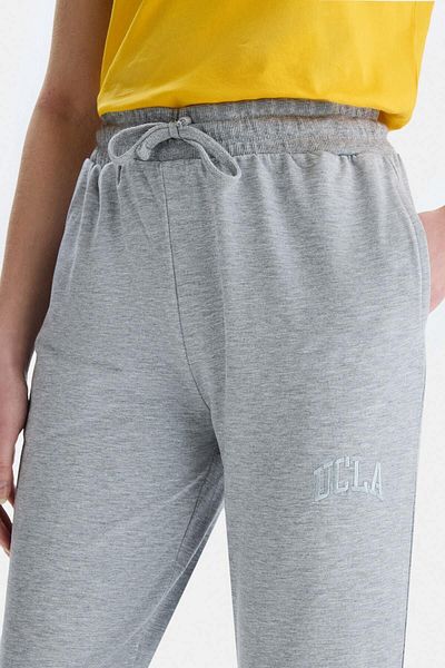 UCLA Pantaloni de trening pentru femei, gri Jezebel, cu picior elastic brodat, cu croiala standard