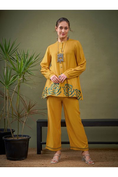 Sassafras By Styli قميص بحاشية مطرزة وأكمام طويلة وسروال منسق