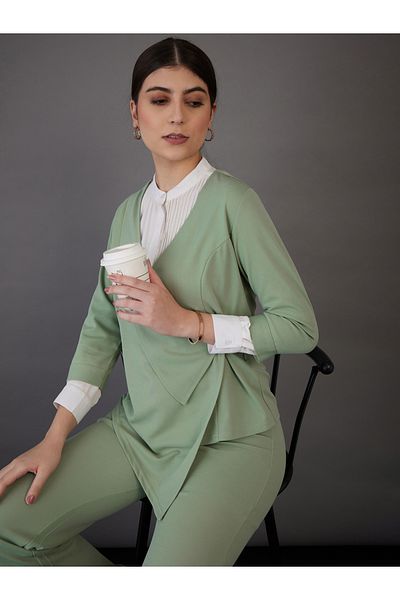 Sassafras By Styli بلوزة ملفوفة بحاشية غير متماثلة وبنطال واسع منسق