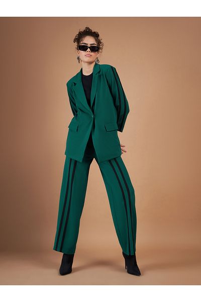 Sassafras By Styli سترة بشريط متباين وبنطلون مستقيم