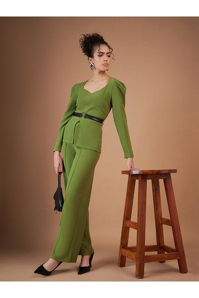 Sassafras By Styli بلوزة Peplum مربوطة وسروال Pintuck المستقيم