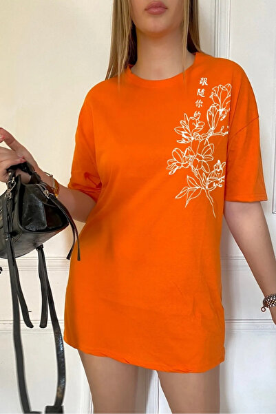 oneagılyazı Majica prevelikog kroja sa japanskim tekstom i cvetnim printom