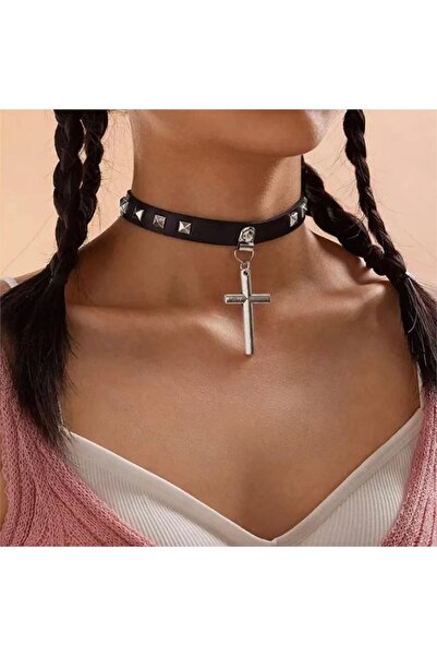 Köstebek Piramit Zımba Detaylı Haçlı Siyah Deri Tasma