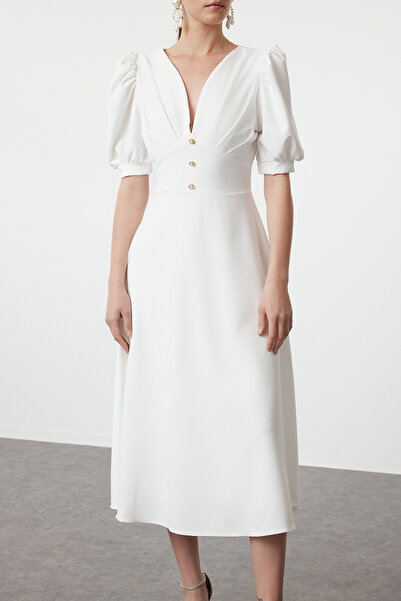 Trendyol Collection Κομψό λευκό βραδινό φόρεμα με γυαλιστερή πέτρινη λεπτομέρεια - A-Cut TPRSS24EL00207