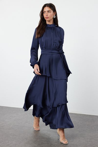 Trendyol Modest Marineblaues Abendkleid aus Satin mit Lagenrock - TCTSS24DB00050