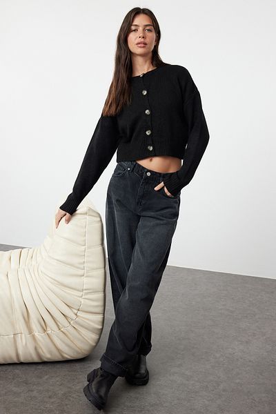 Trendyol Collection Schwarzer, kurz geschnittener, weicher, strukturierter Strickjacke mit Knöpfen TWOAW24HI00198
