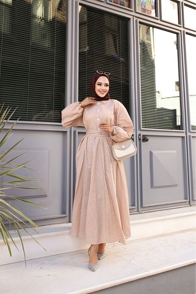 Tesettür Diyarı Κρεμ Χρώμα Ριγέ Φόρεμα Hijab - Λεπτομέρεια με δέσιμο